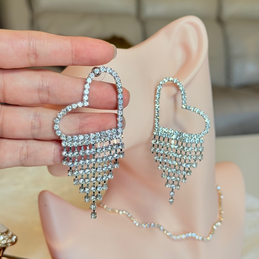 ⚜️ Chic Trendy Silver Heart Dangle Earrings - Picture 4 of 10